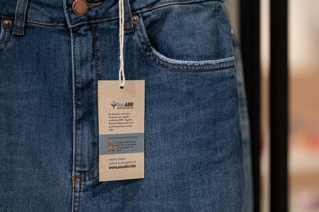 Renner e Youcom lançam as primeiras calças jeans 100% rastreadas por blockchain no Brasil