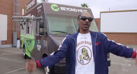 Snoop Dogg passa dia dirigindo Food Truck nos EUA para promover hambúrguer 100% vegetal
