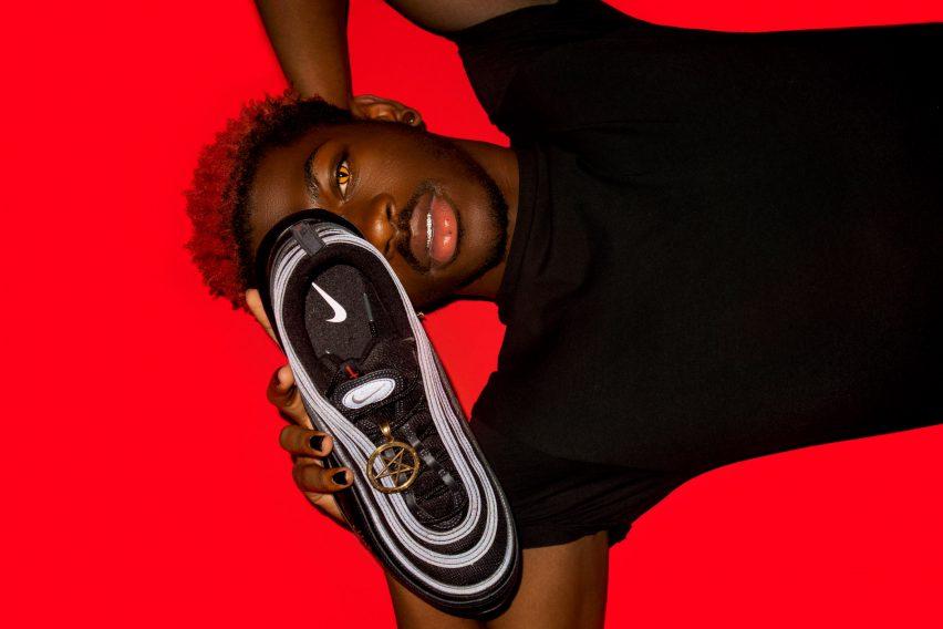 A história por trás dos polêmicos “Satan Shoes” de Lil Nas X