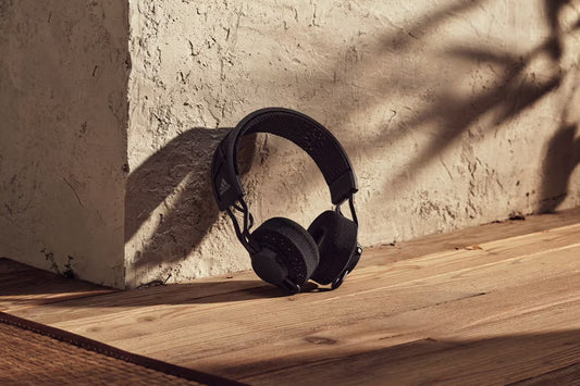 Adidas aposta em fones de ouvidos com carregamento solar - THE GAME