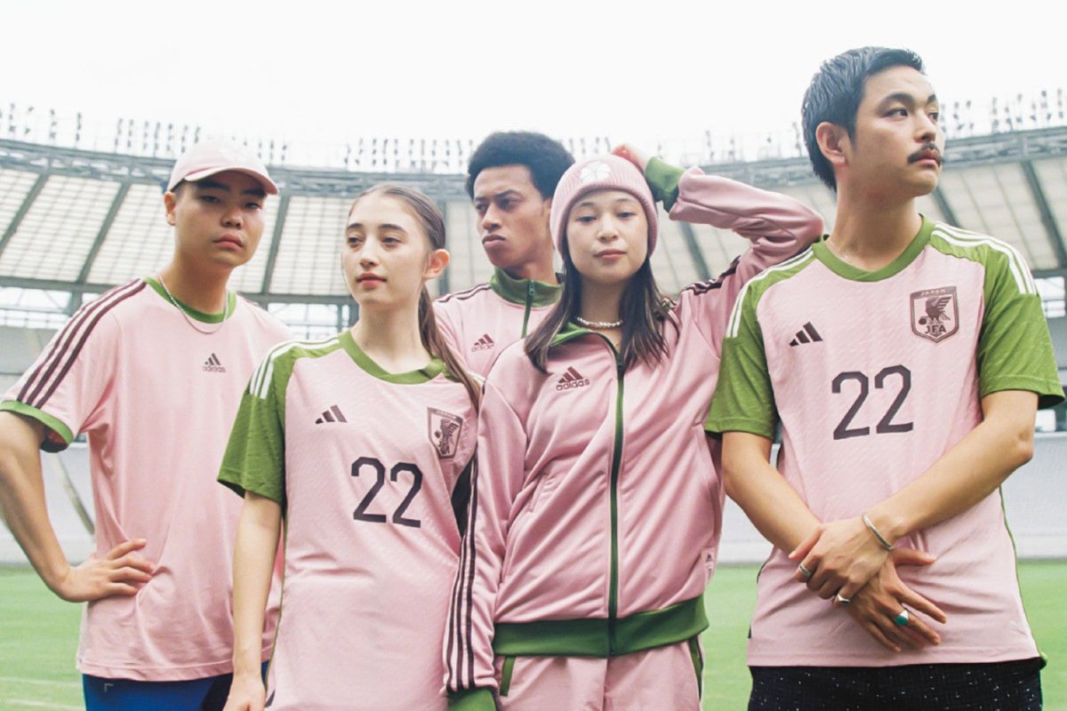 adidas NIGO®サッカーシャツ XL ピンク/グリーン Adidas e NIGO lançam coleção especial em homenagem a seleção