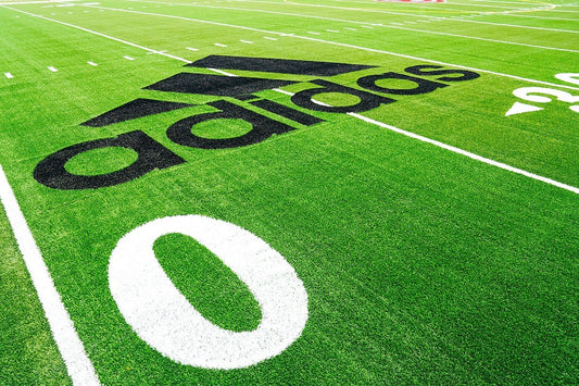 Adidas faz campo sustentável usando 1,8 milhão de garrafas plásticas - THE GAME