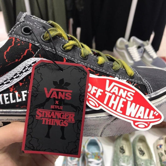 As primeiras imagens do Stranger Things x Vans Old Skool “Hellfire Club” - THE GAME