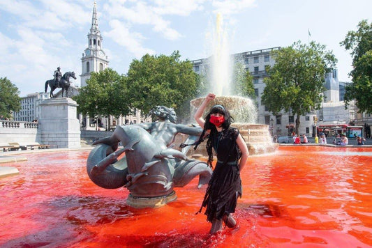 Ativistas tingem fontes para protestar contra mortes de COVID-19 no Brasil - THE GAME