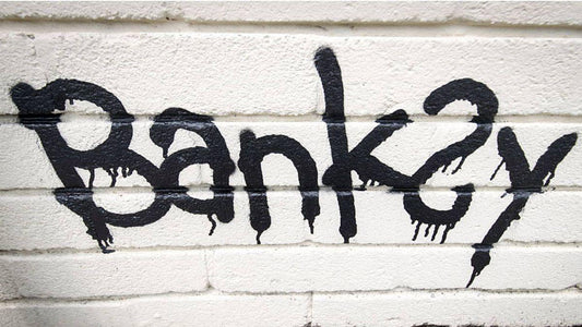 Banksy retrata bandeira dos Estados Unidos incendiada por uma vela - THE GAME