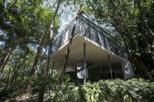 Bottega Veneta celebra cultura brasileira na Casa de Vidro, de Lina Bo Bardi - THE GAME
