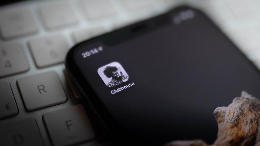 Clubhouse: usuário consegue invadir salas e app promete solução