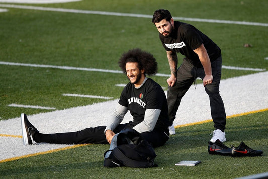 Colin Kaepernick apresenta novo Nike Air Force 1 durante workout da NFL - THE GAME