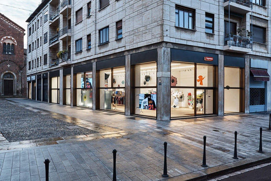 Confira as imagens internas da nova loja da Supreme em Milão - THE GAME