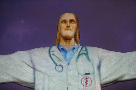 Cristo Redentor veste jaleco e homenageia médicos que combatem COVID-19 - THE GAME