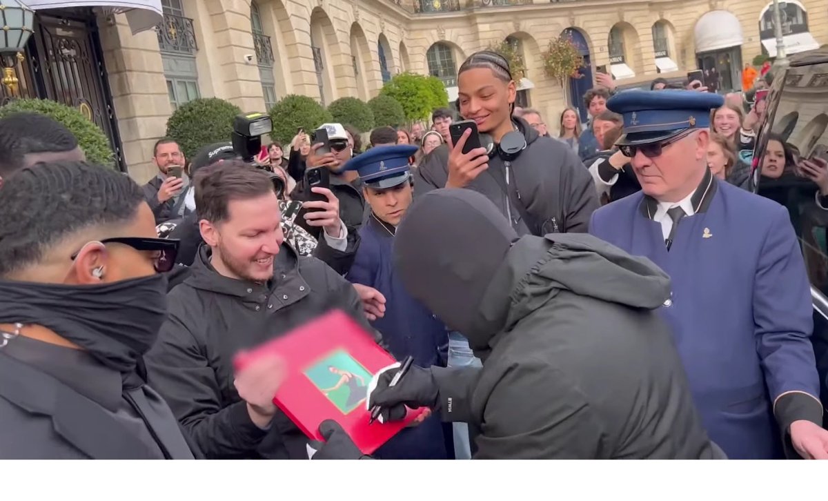 Disco de Kanye West autografado com xingamento a Adidas vai a