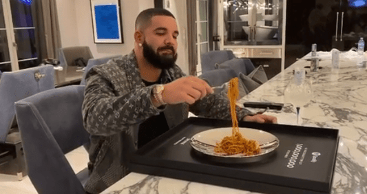 Drake celebra comendo macarrão encima de placa conquistada no Spotify - THE GAME