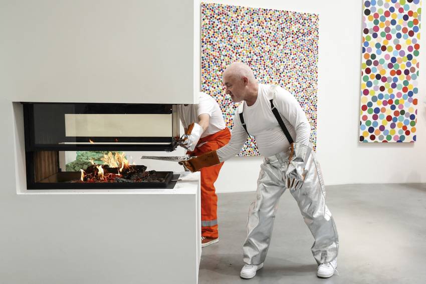 Físico ou digital? Damien Hirst queima obras para deixar apenas a versão em NFT - THE GAME