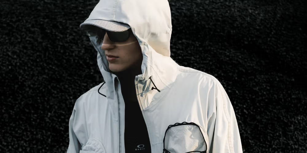 O techwear da Oakley em LATITUDE SS26