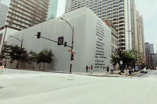 Kanye West reconfigura fachada de Gap em Chicago com motivos da nova campanha YZY - THE GAME