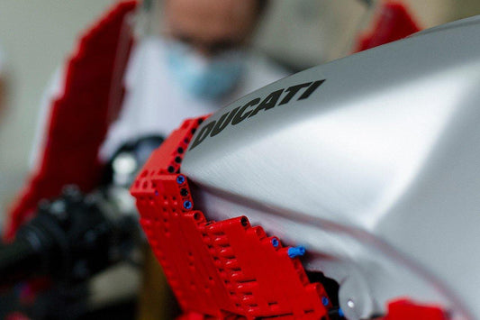 LEGO e Ducati revelam Panigale V4 R real montada com tijolos technic - THE GAME
