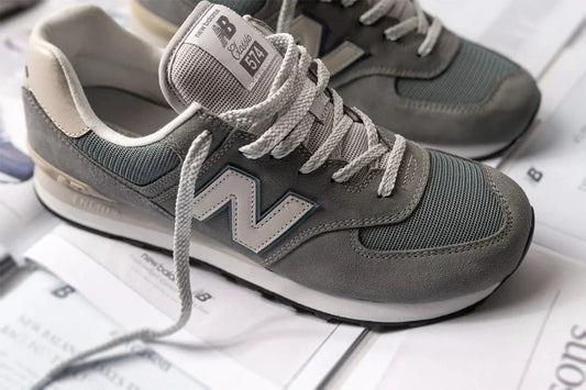 New Balance Grey Days: a tradição do cinza como código visual