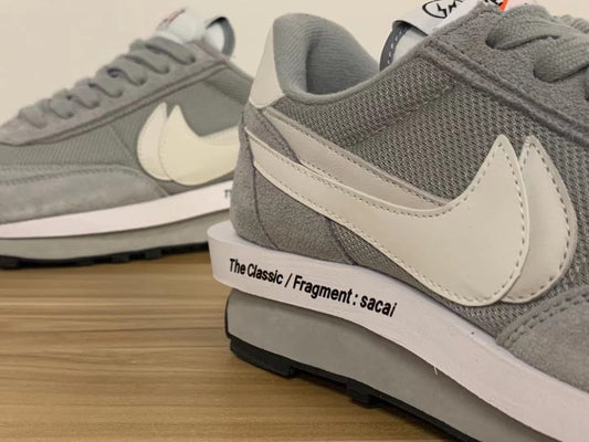 Os detalhes oficiais das interações Fragment x Sacai x Nike LDWaffle Blue Void e Wolf Grey - THE GAME