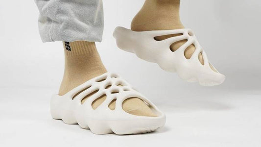 Rumores revelam data de lançamento da nova Yeezy 450 Slide Ophani - THE GAME