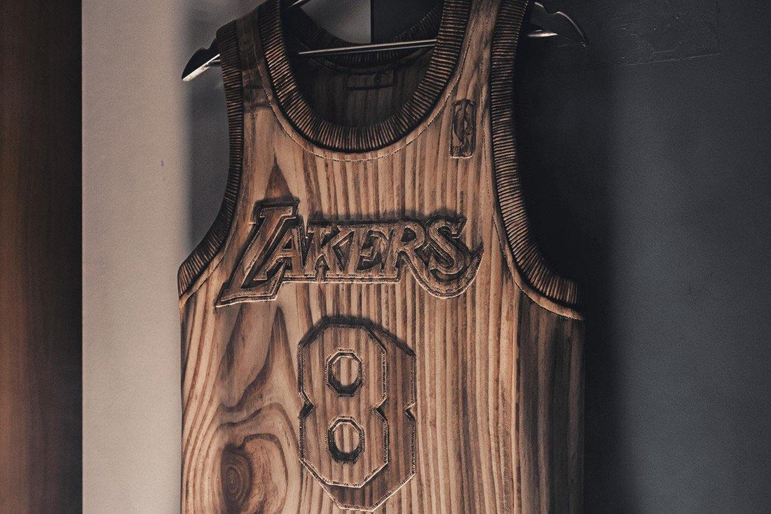 SNK Lab Art eterniza jersey de Kobe Bryant em trabalho de madeira - THE GAME
