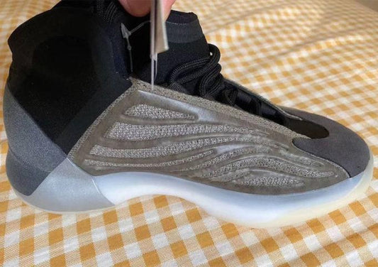 Surgem primeiras imagens do novo Yeezy Quantum Barium - THE GAME