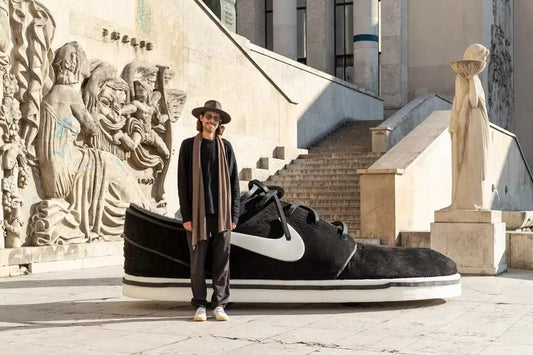 Tênis gigante da Nike é visto circulando pelas ruas de Paris
