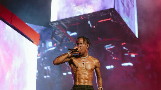 Travis Scott machuca joelho no Festival Rolling Loud, continua a apresentação e diz: 'Este show não pode parar' - THE GAME